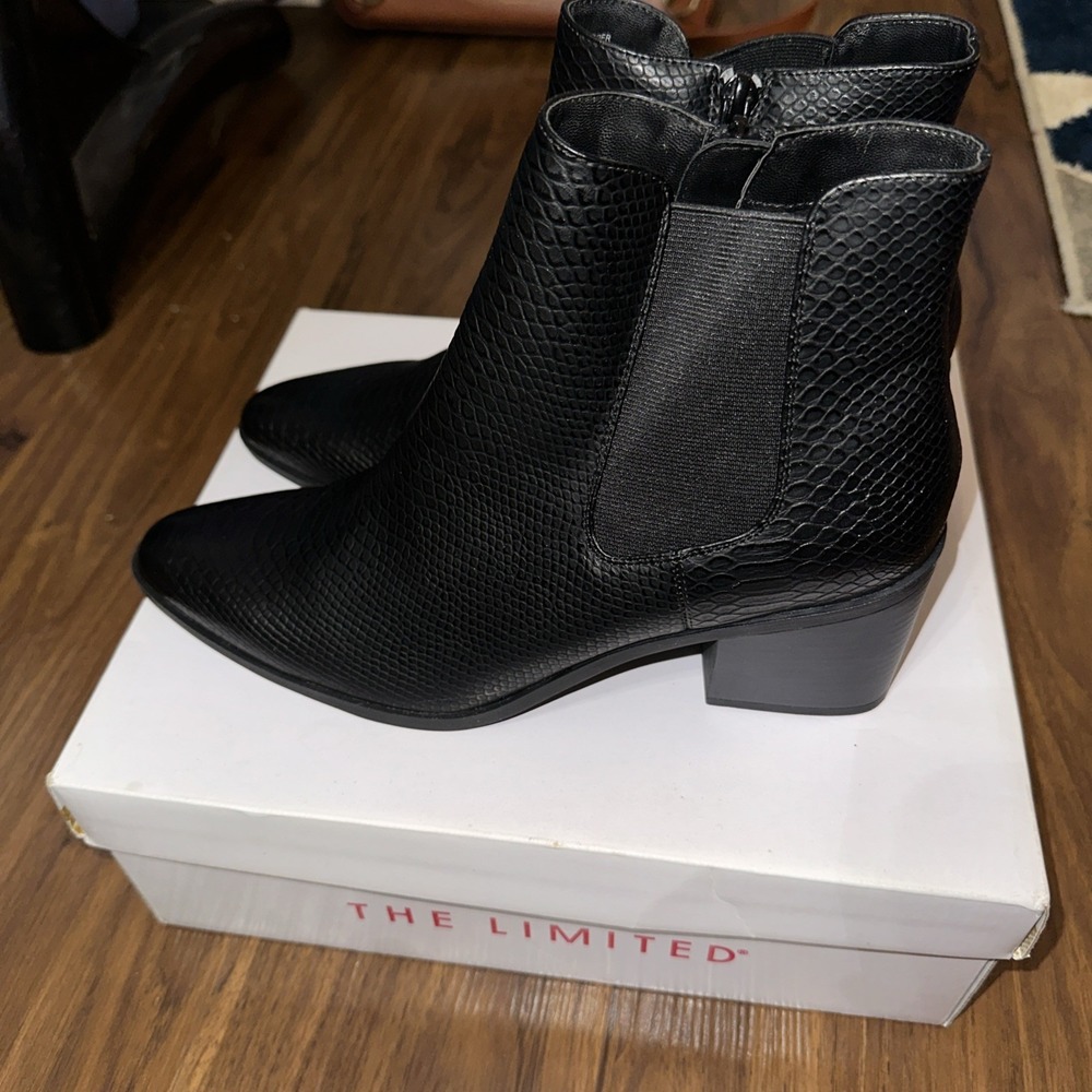 The Limited Women's Kiki Zip Up Ankle Black Faux Snake Skin Boots Size 10